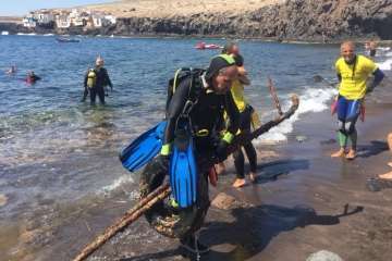 Nueva limpieza de los fondos marinos de Tufia (Foto TA)